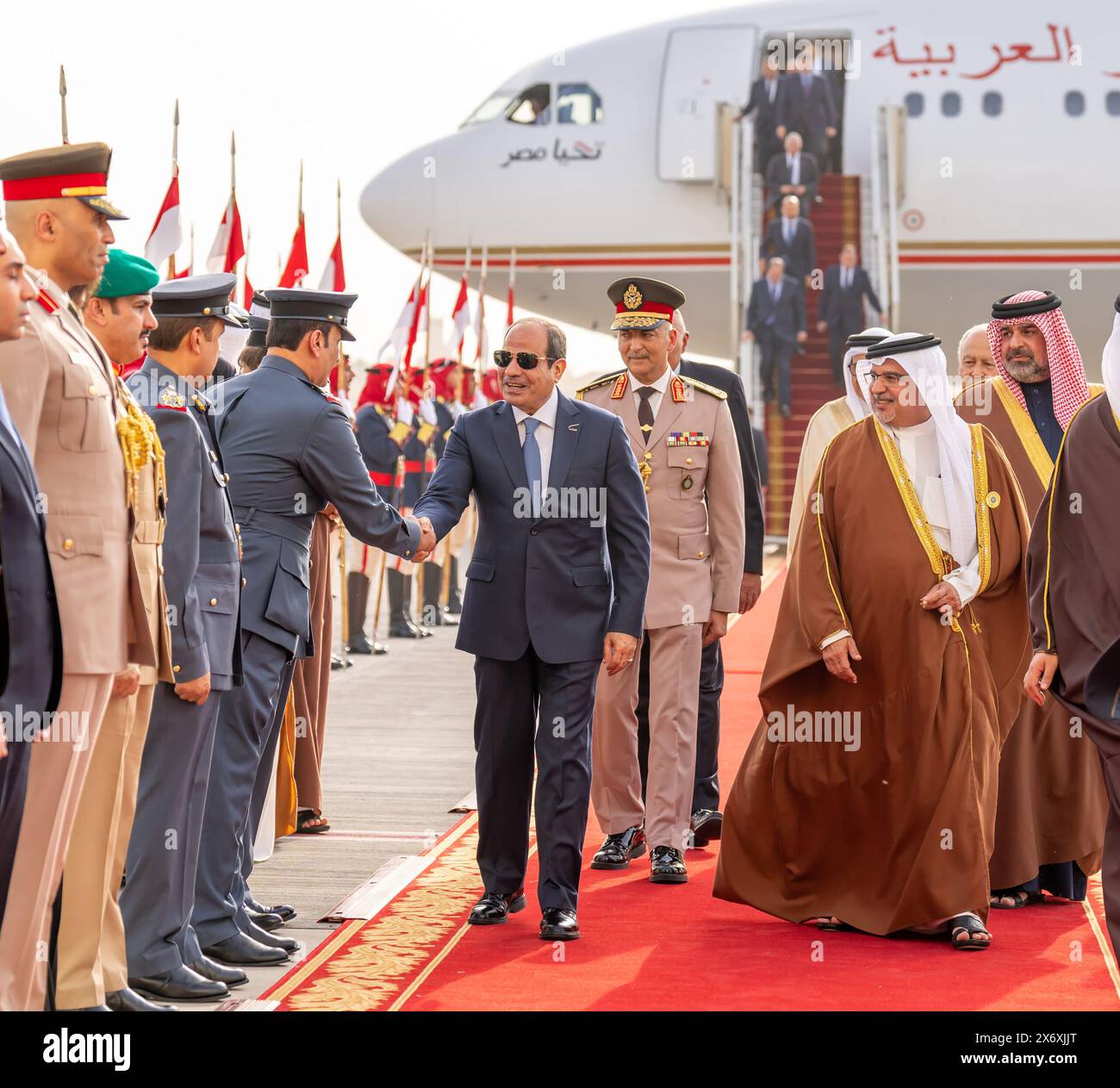Manama, Bahrein. 15 maggio 2024. Ricevere il presidente egiziano Abdel Fattah al-Sisi (L) a Manama, in Bahrein, giovedì 16 maggio 2024, davanti alla 33a Lega araba. Foto di Bahrain News Agency (BNA)/UPI. Crediti: UPI/Alamy Live News Foto Stock