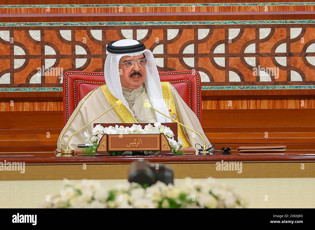 Manama, Bahrein. 16 maggio 2024. Il re del Bahrein Hamad bin Isa al Khalifa fa fa un discorso mentre partecipa al 33° vertice della Lega araba a Manama, in Bahrein, giovedì 16 maggio 2024. Foto di Bahrain News Agency (BNA)/UPI Credit: UPI/Alamy Live News Foto Stock