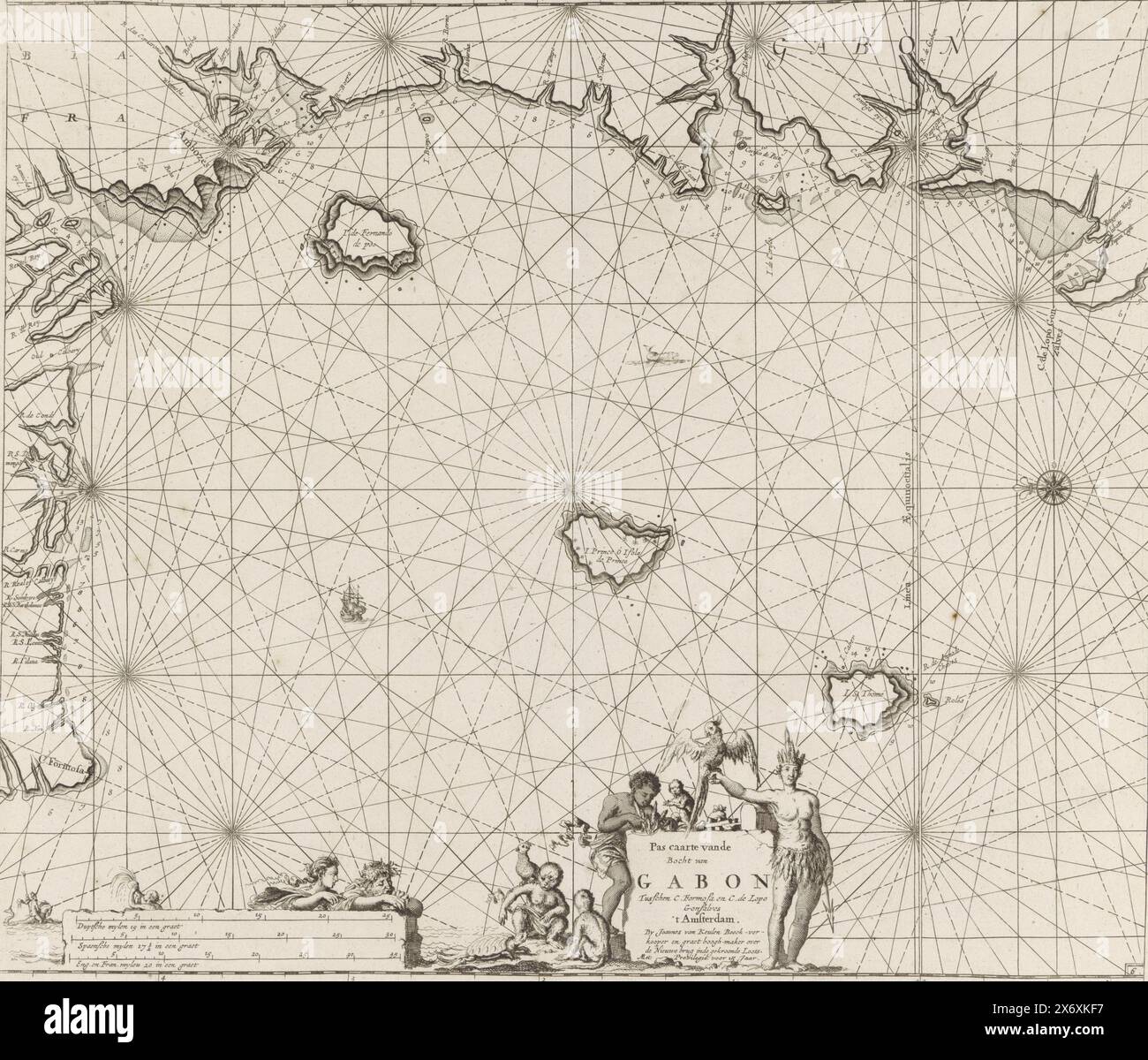 Passa la mappa della costa della Guinea Equatoriale, del Gabon e del Camerun, passa la mappa della baia del Gabon tra C. Formosa e C. de Lopo Gonsalves (titolo sull'oggetto), passa la mappa della costa della Guinea Equatoriale, del Gabon e del Camerun, con una rosa di bussola, il nord è sulla sinistra. In basso al centro c'è il titolo e l'indirizzo dell'editore, affiancato da un uomo con un copricapo di piume e un pappagallo sul braccio, e da un uomo con scimmie e una tartaruga. In basso a sinistra due dei del mare in scala in tedesco, spagnolo e inglese o miglia francesi (scala: c. 1:1.100.000)., stampa, stampatore: Jan Luyken, editore: Johannes van Foto Stock