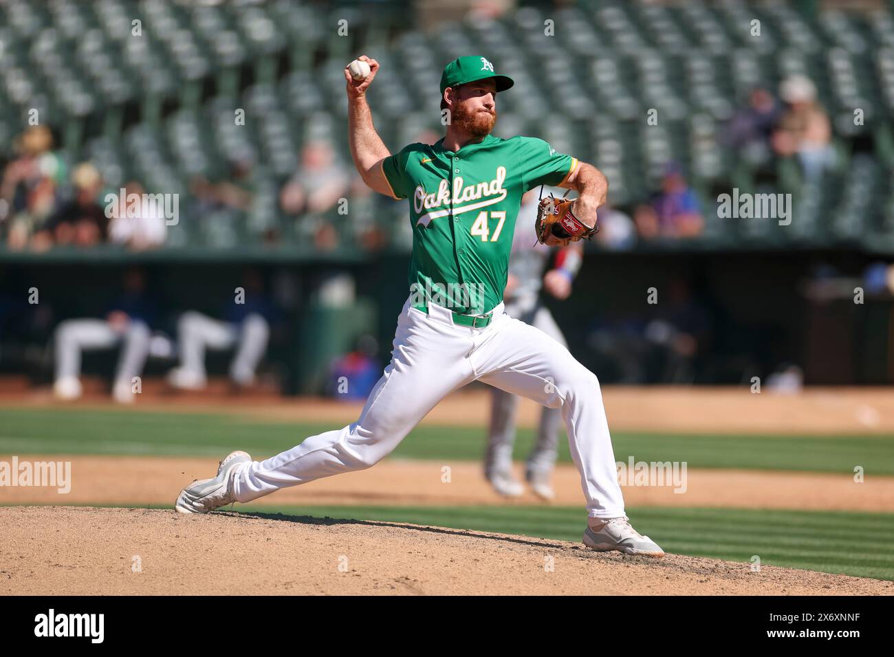 Michael Kelly n. 47 degli Oakland Athletics lanciò un campo nel secondo inning durante la gara 2 di un double header contro i Texas Rangers a Oakland Co Foto Stock