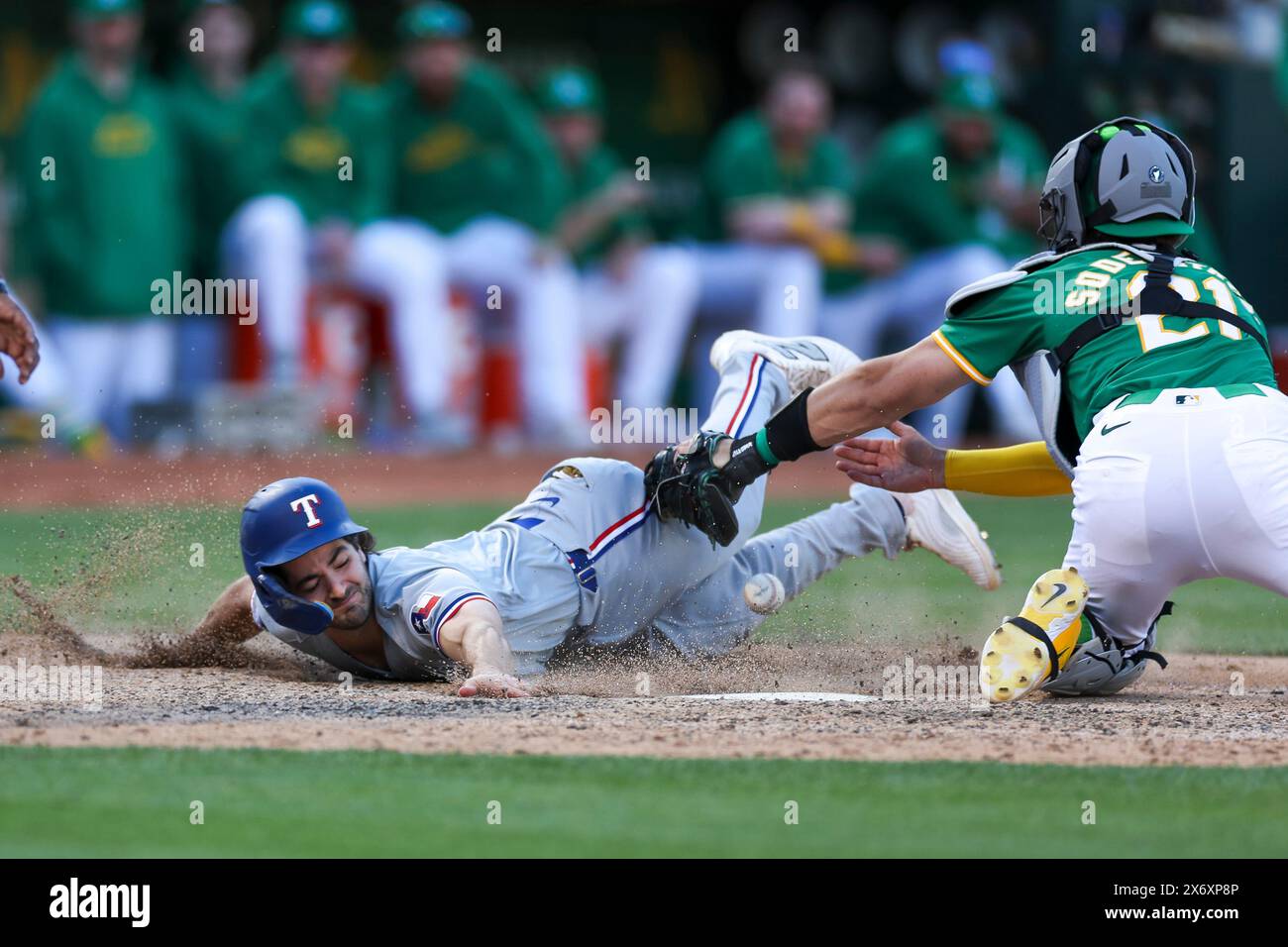 Josh Smith n. 8 dei Texas Rangers scivola in casa sano e salvo segnando un punto nell'ottavo inning durante la gara 2 di un doppio colpo contro gli Oakla Foto Stock