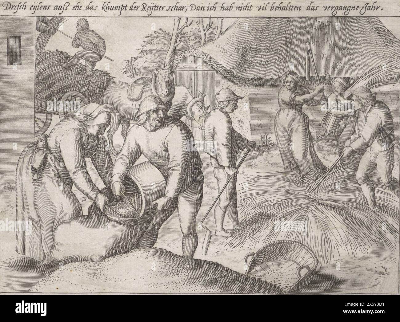 Trebbiatura del grano, coltivazione del grano (titolo della serie), uomini e donne separano i semi dalla paglia nel cortile della fattoria. Si impacchettano i semi. La stampa fornisce una spiegazione delle prestazioni in tedesco, olandese e francese., print, print maker: Antonie Wierix (II), (possibilmente), print maker: Johannes Wierix, (possibilmente), dopo il design di: Marten van Cleve (i), Anversa, 1565 - prima del 1604, carta, incisione, altezza, 145 mm x larghezza, 185 mm Foto Stock