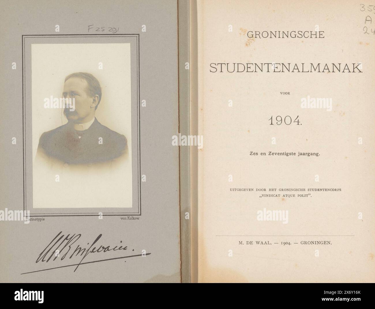 Almanacco studente di Groninga per l'anno 1904 (titolo sull'oggetto), libro, editore: M. de Waal, (menzionato sull'oggetto), Groninga, 1904, cartone, stampa, stampa in argento gelatina, altezza, 195 mm x larghezza, 139 mm x spessore, 31 mm Foto Stock