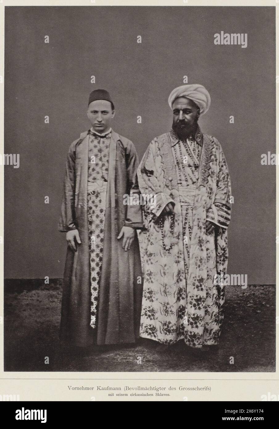 Ritratto di un mercante (plenipotenziario del Gran sceriffo della Mecca) e di un ragazzo circasso schiavo, a la Mecca, Vornehmer Kaufmann (Bevollmächtigter des Grosscherifs) con seinem circumkassischen Sklaven. (Titolo sull'oggetto), stampa fotomeccanica, Abd al-Ghaffar, (attribuito a), anonimo, Mekka, in o dopo 1886 - in o prima del 1888, carta, collotipo, altezza, 249 mm x larghezza, 186 mm Foto Stock