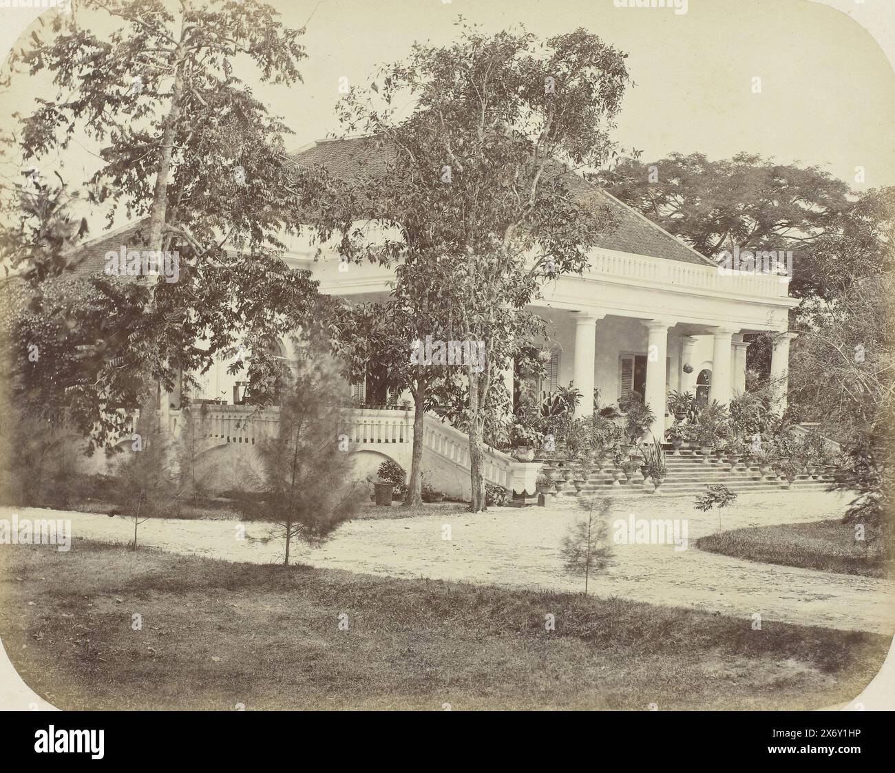 La casa di un ricco Surabayan, la casa di un ricco Surabayan vista da un lato con molte vasi di fiori con molte piante diverse sulle ampie scale. Parte dell'album fotografico presentato dalla Soerabayasche Association of Sugar Manufacturers a Frederik Beyerinck, residente a Soerabaya., Fotografia, Herman Salzwedel, Soerabayasche Vereeniging van Suikerfabrikanten, Surabaya, 1876 - 1884, supporto fotografico, stampa albume, altezza, 22,3 cm x larghezza, 27,8 cm Foto Stock