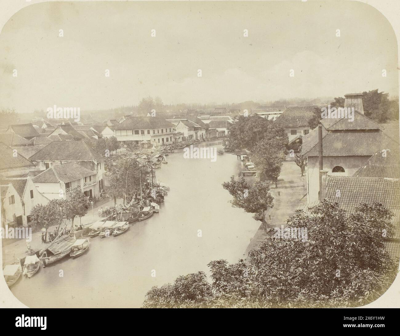 Il centro commerciale con il Kali Mas, una panoramica del centro commerciale con il Kali Mas visto verso la città di Surabaya. Parte dell'album fotografico presentato dalla Soerabayasche Association of Sugar Manufacturers a Frederik Beyerinck, residente a Soerabaya., Fotografia, Herman Salzwedel, Soerabayasche Vereeniging van Suikerfabrikanten, Surabaya, 1876 - 1884, supporto fotografico, stampa albume, altezza, 22 cm x larghezza, 28,6 cm Foto Stock