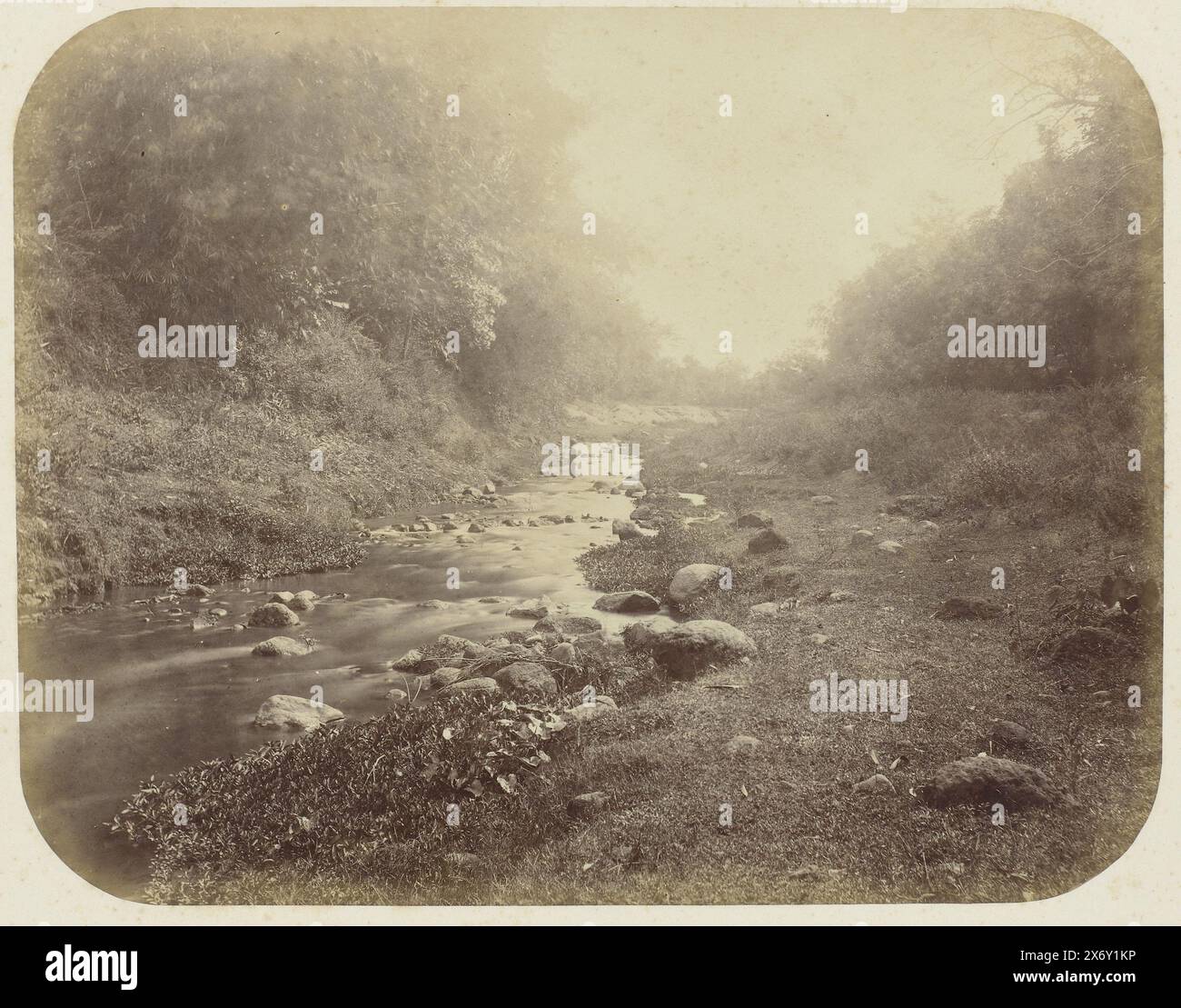 Fiume poco profondo, Un fiume poco profondo con massi nell'acqua e sul lato. Due persone si trovano a una certa distanza nel fiume. Parte dell'album fotografico presentato dalla Soerabayasche Association of Sugar Manufacturers a Frederik Beyerinck, residente a Soerabaya., Fotografia, Herman Salzwedel, Soerabayasche Vereeniging van Suikerfabrikanten, Surabaya, 1876 - 1884, supporto fotografico, stampa albume, altezza, 21,3 cm x larghezza, 27,4 cm Foto Stock