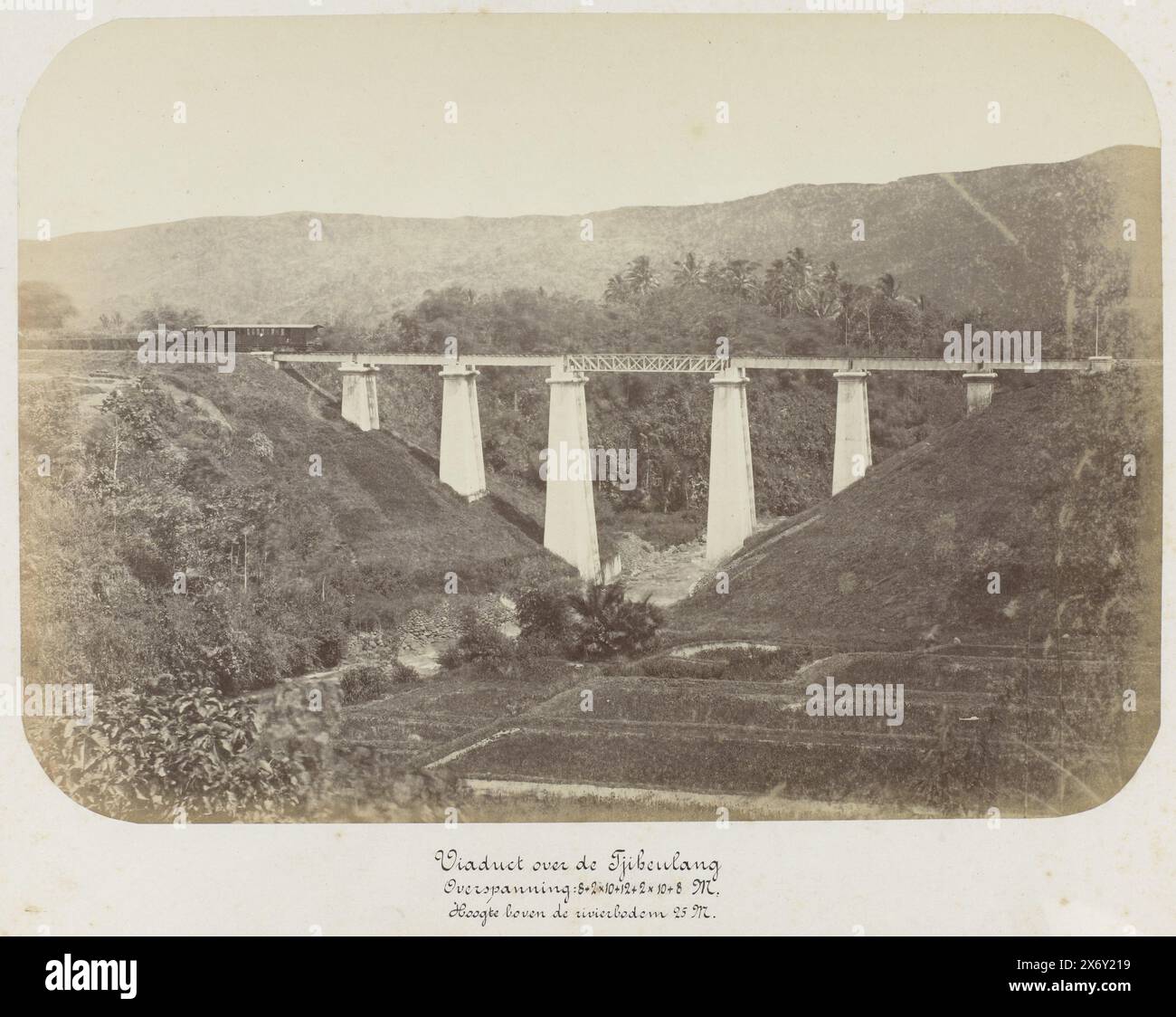 Viadotto sul Tjebeulang, durata: 8 + 2 x 10 + 12 + 2 x 10 + 8 M., altezza sopra il fondo del fiume 25 M. (titolo sull'oggetto), Ferrovie dello Stato su Java (titolo della serie), Vista del viadotto o ponte ferroviario sul Tjebeulang. Parte di un gruppo di 62 foto in una scatola con la scritta 'State Railways on Java' del 1888., Photograph, anonymous, Java, 1880 - 1888, supporto fotografico, stampa albume, altezza c. 227 mm x larghezza c. 320 mm, altezza c. 300 mm x larghezza c. 402 mm Foto Stock