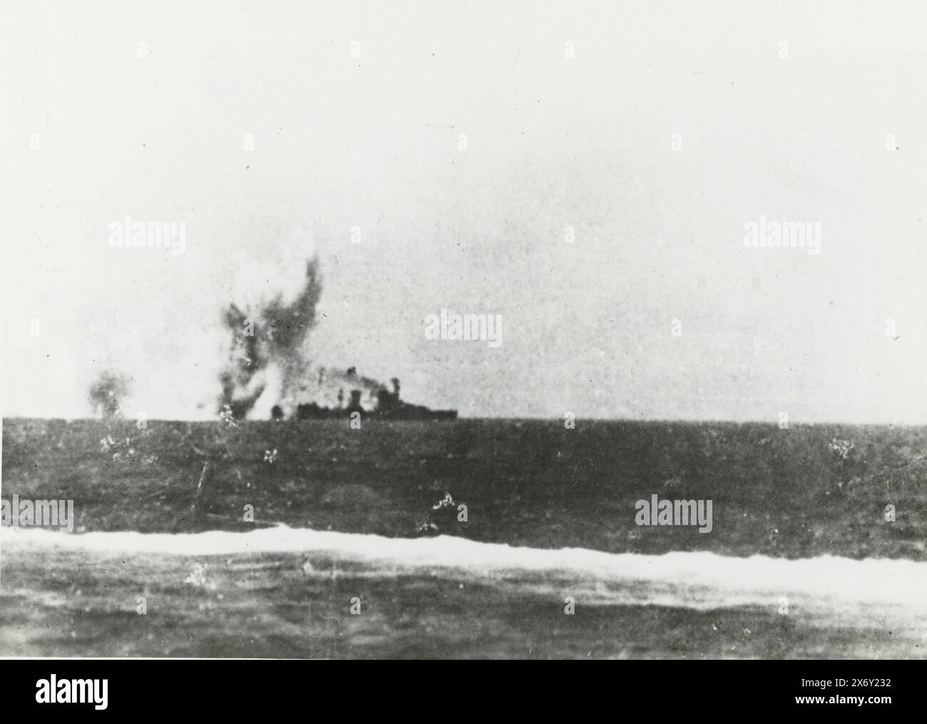 Battaglia del Mare di Giava, battaglia del Mare di Giava: Un volley di pesanti bombe giapponesi esplode proprio di fronte alla prua dell'incrociatore HR. Sig.ra Java., Photograph, ANEFO, Indonesia, 27 febbraio 1942, supporto fotografico, altezza, 12 cm x larghezza, 16,8 cm x altezza, 16 cm x larghezza, 22,2 cm Foto Stock