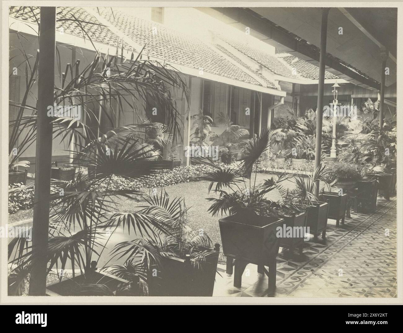 Cortile della casa, vista sul cortile aperto con prato, laghetto con fontana e piantagioni. All'interno della casa, probabilmente la casa del regista Sam van Musschenbroek. Parte dell'album fotografico sulla fabbrica di zucchero Tjomal (Comal) a Giava nel periodo 1890-1910., Fotografia, otto Hisgen, (possibilmente), Comal, 1890 - 1910, supporto fotografico, stampa in argento gelatina, altezza c. 230 mm x larghezza c. 170 mm Foto Stock