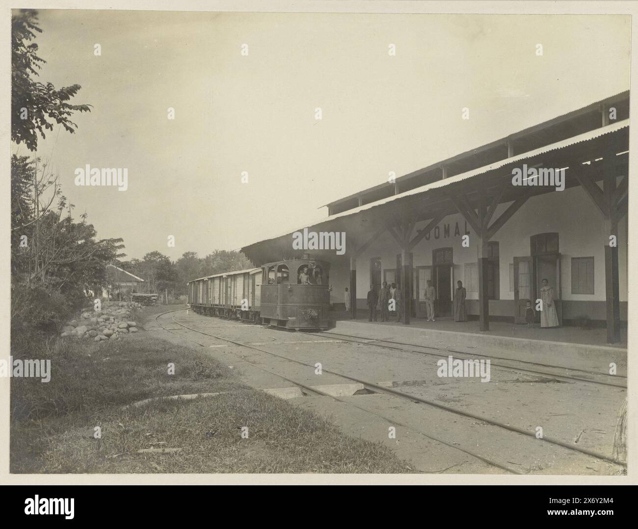 Stazione di Tjomal, arrivo di un treno alla stazione di Tjomal. Parte dell'album fotografico sulla fabbrica di zucchero Tjomal (Comal) a Giava nel periodo 1890-1910., Fotografia, otto Hisgen, (possibilmente), Comal, 1890 - 1910, supporto fotografico, stampa in argento gelatina, altezza c. 230 mm x larghezza c. 170 mm Foto Stock