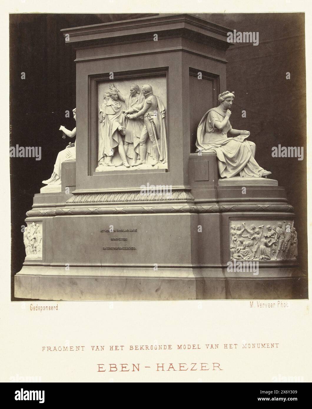 Frammento del disegno per il Monumento Nazionale, frammento del premiato modello del monumento Eben-Haezer (titolo sull'oggetto), frammento del premiato progetto per il Monumento 1813 [motto Eben-Haezer] a l'Aia, di J.pH. Koelman e W.C. van der Waeyen Pietersen, Photography, Maurits Verveer, (firmato dall'artista), editore: Maurits Verveer, (firmato dall'artista), l'Aia, 1864, carta, stampa albume, altezza, 163 mm x larghezza, 169 mm, altezza, 420 mm x larghezza, 300 mm Foto Stock