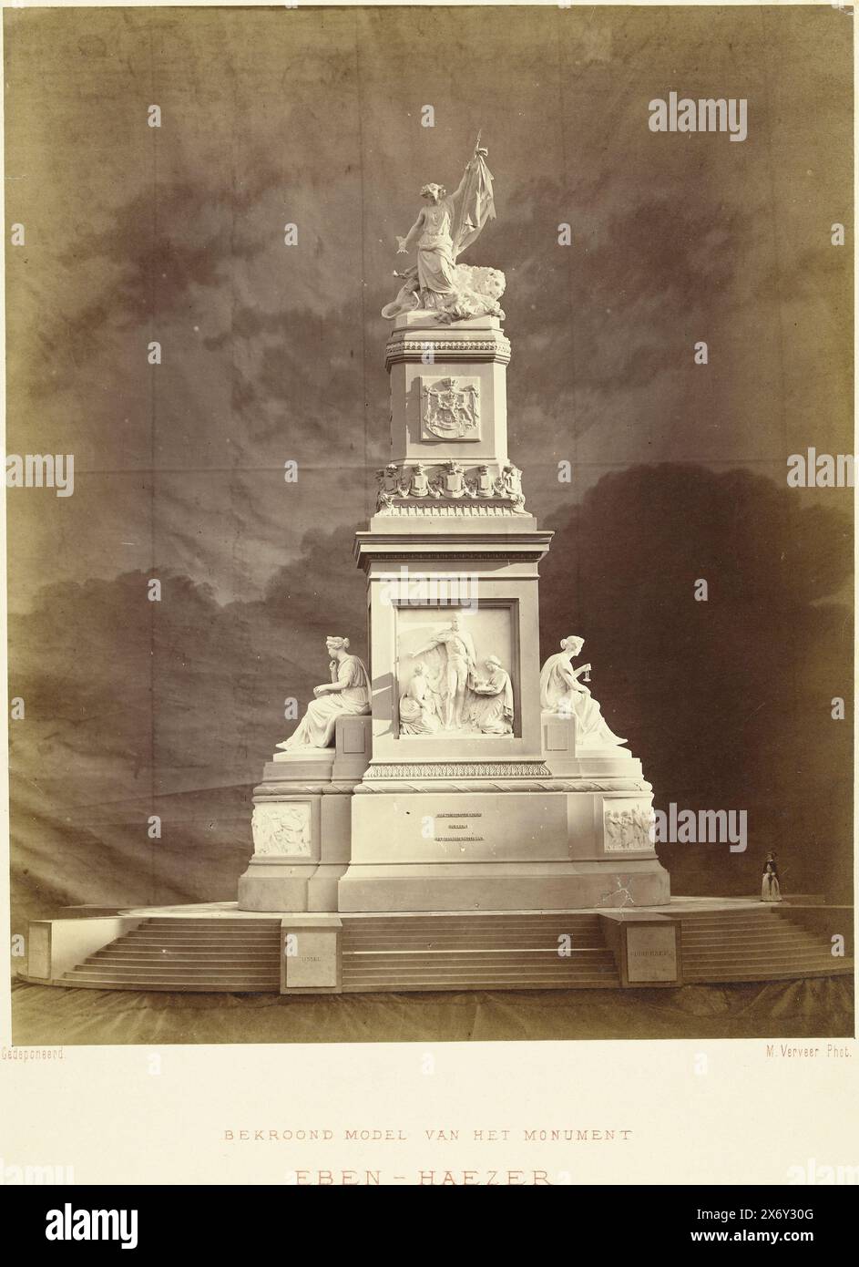 Design for the National Monument, premiato modello del monumento Eben-Haezer (titolo sull'oggetto), vincitore del premio design per il monumento nazionale 1813-1863 [motto Eben-Haezer] a l'Aia, di J.pH. Koelman e W.C. van der Waeyen Pietersen, Photography, Maurits Verveer, (firmato dall'artista), editore: Maurits Verveer, (firmato dall'artista), l'Aia, 1864, carta, stampa albume, altezza, 285 mm x larghezza, 233 mm, altezza, 423 mm x larghezza, 298 mm Foto Stock