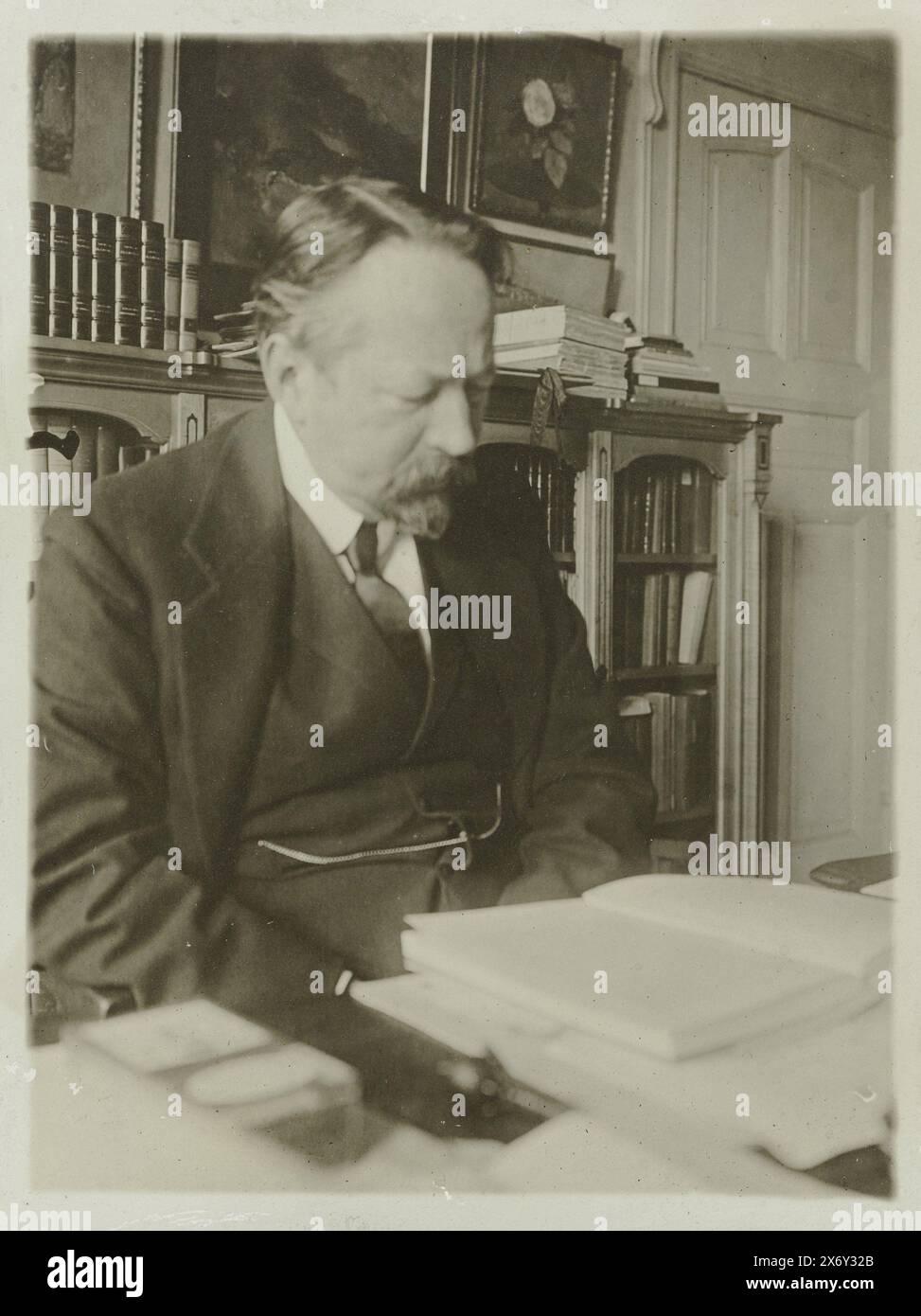 Andries Bonger, seduta a tavola, lettura di un libro, fotografia, anonimo, 1920 - 1930, carta, stampa in gelatina argento, altezza, 110 mm x larghezza, 81 mm Foto Stock