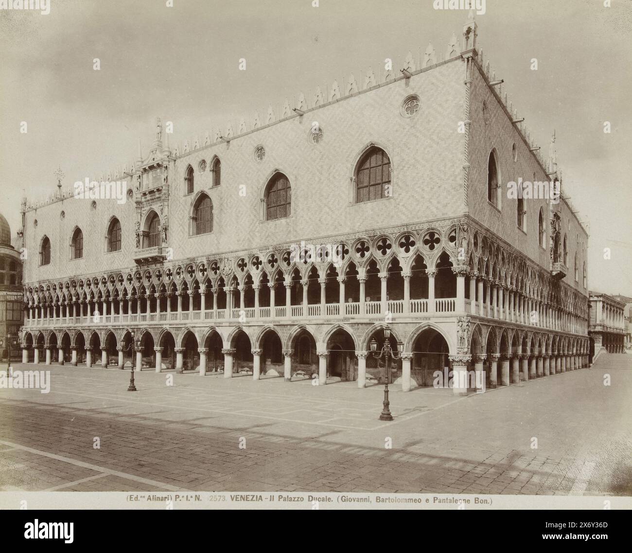 Palazzo Ducale, Venezia, P.e 1.a n.o 12573. VENEZIA - il Palazzo Ducale. (Giovanni, Bartolommeo e Pantaleone Bon.) (Titolo sull'oggetto), fotografia, fratelli Alinari, (menzionato sull'oggetto), editore: Fratelli Alinari, (indicato sull'oggetto), Firenze, c. 1880 - c. 1895, carta, stampa albume, altezza, 201 mm x larghezza, 248 mm, altezza, 242 mm x larghezza, 327 mm Foto Stock