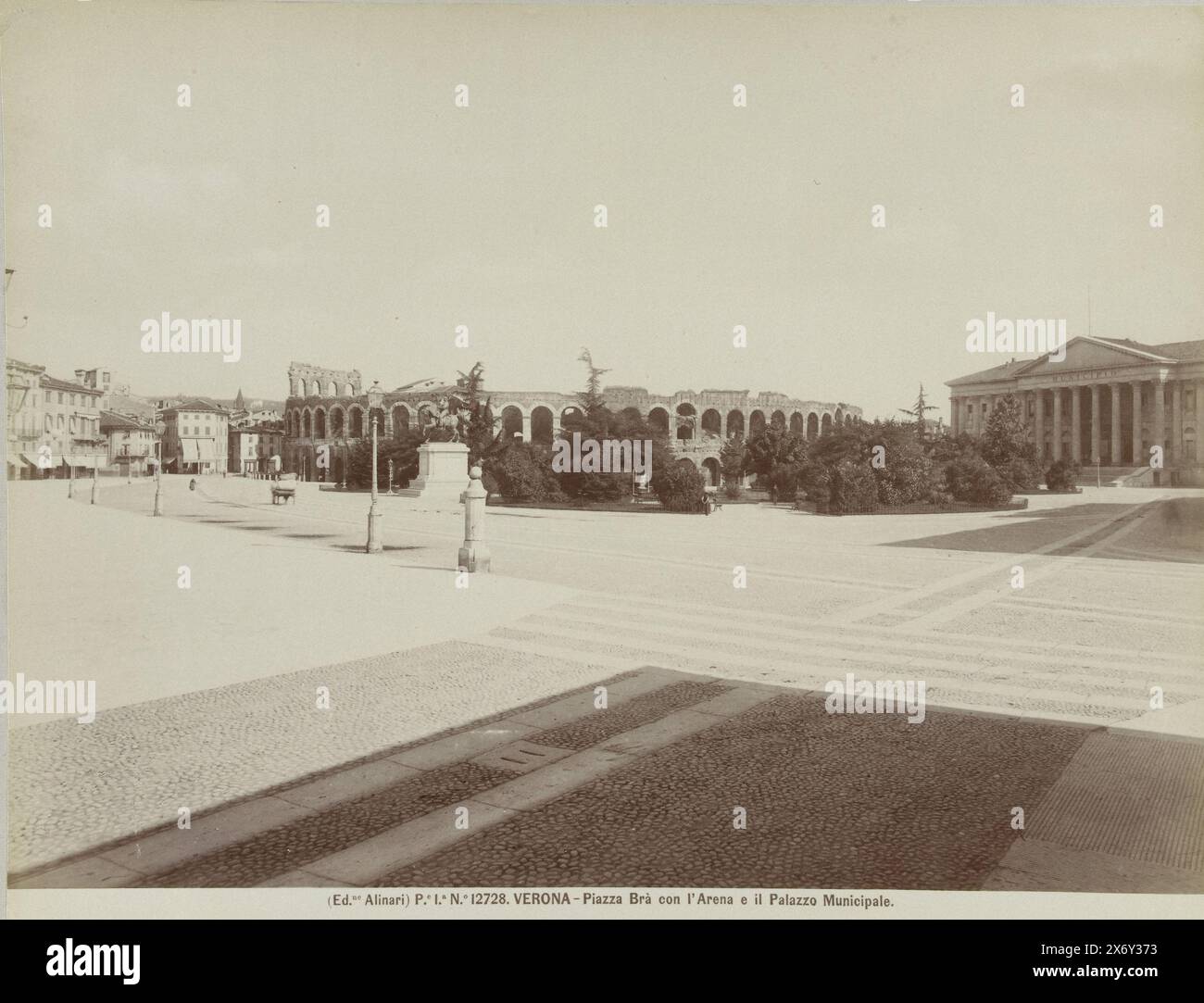 Piazza Brà con l'anfiteatro e il Palazzo Municipale, P.e 1.a n.o 12728. VERONA - Piazza Brà con l'Arena e il Palazzo Municipale. (Titolo sull'oggetto), fotografia, fratelli Alinari, (menzionato sull'oggetto), editore: Fratelli Alinari, (indicato sull'oggetto), Firenze, c. 1880 - c. 1895, carta, stampa albume, altezza, 193 mm x larghezza, 250 mm, altezza, 241 mm x larghezza, 328 mm Foto Stock