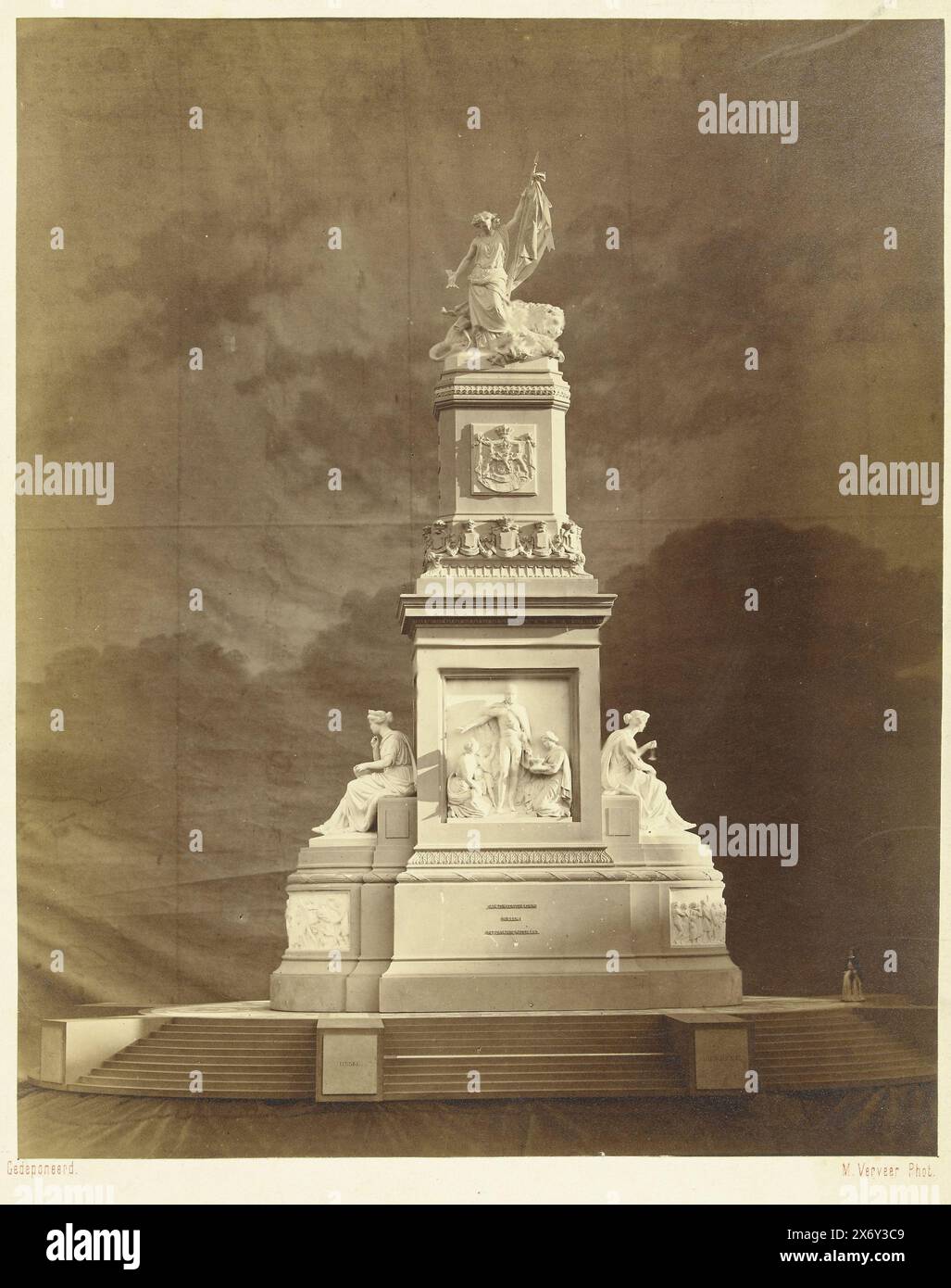 Design for the National Monument, pluripremiato modello del monumento Eben-Haezer (titolo sull'oggetto), frammento del design pluripremiato per il Monumento Nazionale 1813-1863 [motto Eben-Haezer] a l'Aia, di J.pH. Koelman e W.C. van der Waeyen Pieterse, Photography, Maurits Verveer, (firmato dall'artista), editore: Maurits Verveer, (firmato dall'artista), l'Aia, 1864, carta, stampa albume, altezza, 287 mm x larghezza, 233 mm, altezza, 446 mm x larghezza, 318 mm Foto Stock