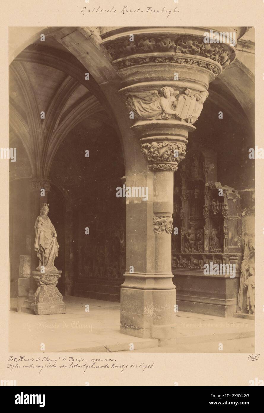 Cappella del Musée de Cluny (Musée National du Moyen Âge) di Parigi, Musée de Cluny. Pilier e chapiteau de la chapelle. (Titolo sull'oggetto), fotografia, Paul Robert, (menzionato sull'oggetto), Parigi, c. 1875 - c. 1900, cartone, stampa albume, altezza, 253 mm x larghezza, 191 mm Foto Stock