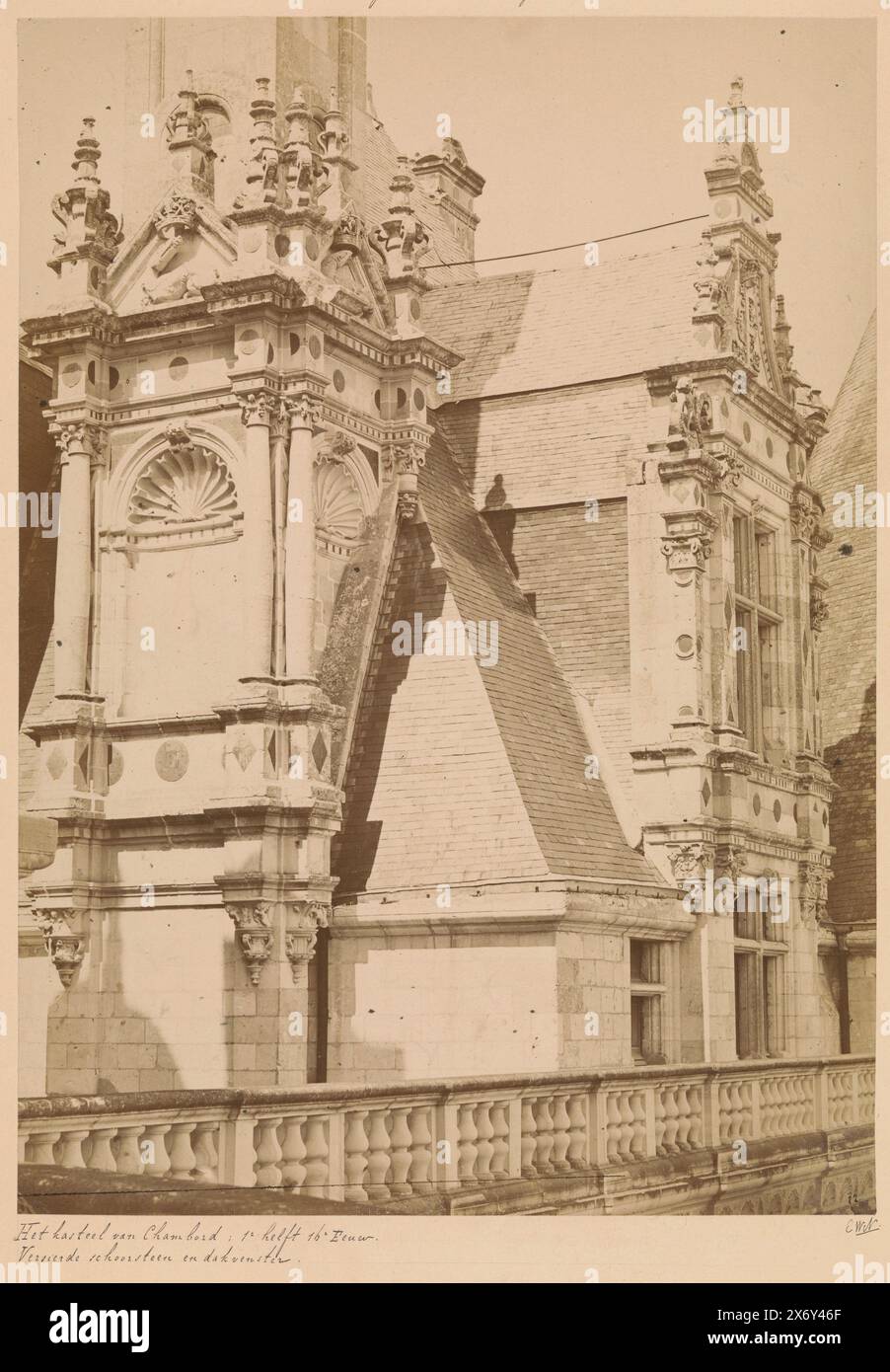 Parte del tetto del castello di Chambord, fotografia, Séraphin-Médéric Mieusement, (menzionato sull'oggetto), Chambord, c. 1875 - c. 1900, cartone, stampa albume, altezza, 322 mm x larghezza, 232 mm Foto Stock