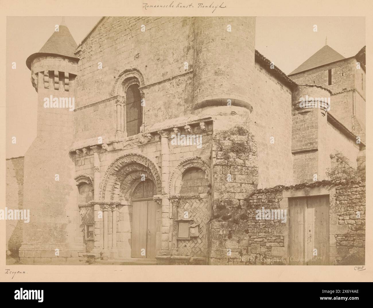 Facciata della chiesa di Saint-Vivien a Écoyeux, Ecoyeux (Charente infre.) (Titolo sull'oggetto), fotografia, Séraphin-Médéric Mieusement, (menzionato sull'oggetto), Écoyeux, c. 1875 - c. 1900, cartone, stampa albume, altezza, 242 mm x larghezza, 350 mm Foto Stock