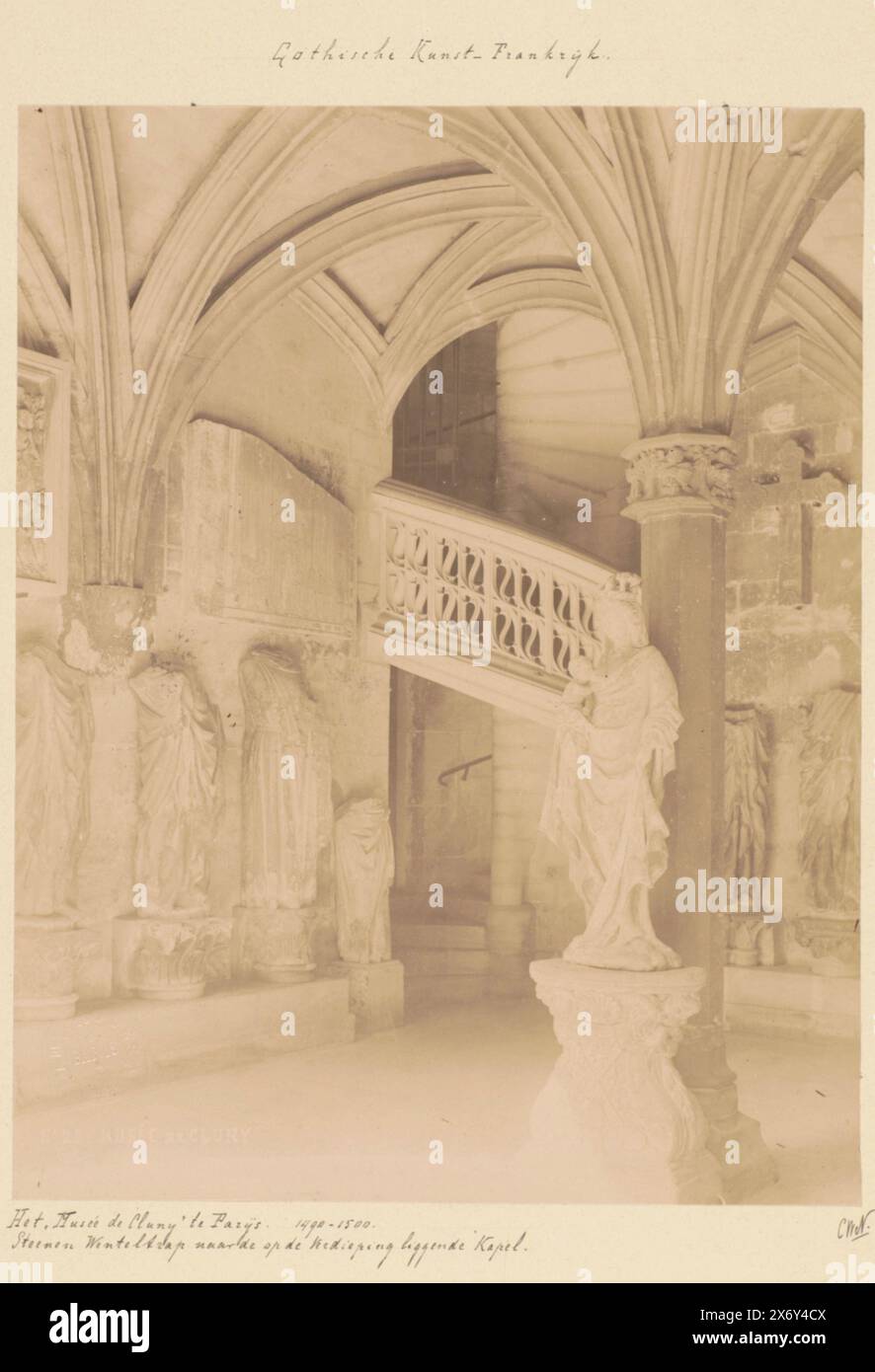 Scala a chiocciola in pietra e sculture nel giardino del Musée de Cluny (Musée National du Moyen Âge) di Parigi, MUSÉE DE CLUNY (titolo sull'oggetto), fotografia, Paul Robert, (menzionato sull'oggetto), Parigi, c. 1875 - c. 1900, cartone, stampa albume, altezza, 253 mm x larghezza, 195 mm Foto Stock