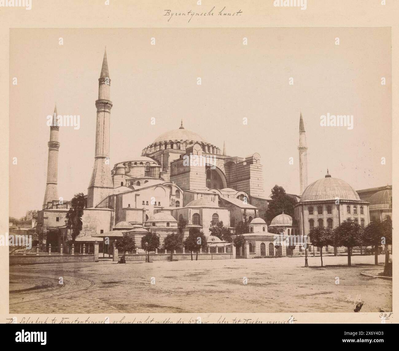 Esterno della Hagia Sophia di Istanbul, fotografia, Maison Bonfils, (menzionata sull'oggetto), c. 1875 - c. 1900, cartone, stampa albume, altezza, 208 mm x larghezza, 280 mm Foto Stock