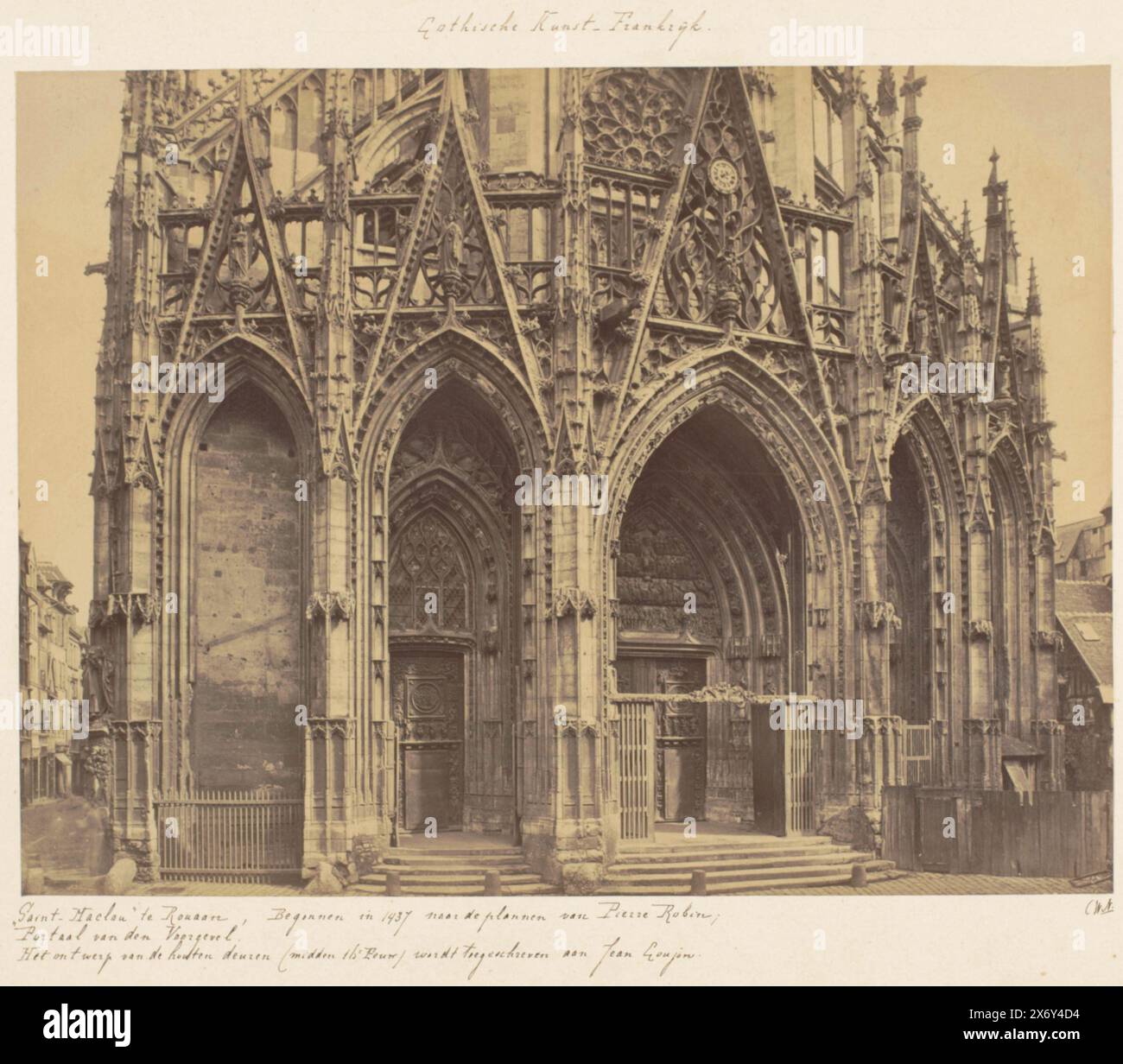 Portale del Saint-Maclou a Rouen, 'Saint-Maclou' a Rouen (titolo sull'oggetto), fotografia, anonimo, Rouen, c. 1875 - c. 1900, cartone, stampa albume, altezza, 206 mm x larghezza, 272 mm Foto Stock