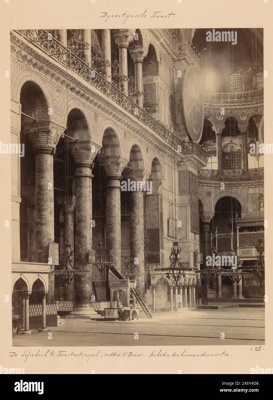 Parte dell'interno della Hagia Sophia di Istanbul, fotografia, anonima, Hagia Sophia, c. 1875 - c. 1900, cartone, stampa albume, altezza, 249 mm x larghezza, 199 mm Foto Stock