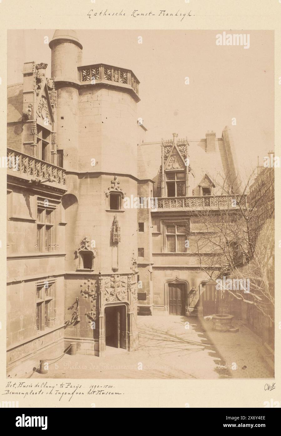 Cortile del Musée de Cluny (Musée National du Moyen Âge) di Parigi, Palais des Thermes [(...)] de Cluny [(...)] de droite. (Titolo sull'oggetto), fotografia, Paul Robert, (menzionato sull'oggetto), Parigi, c. 1875 - c. 1900, cartone, stampa albume, altezza, 255 mm x larghezza, 196 mm Foto Stock