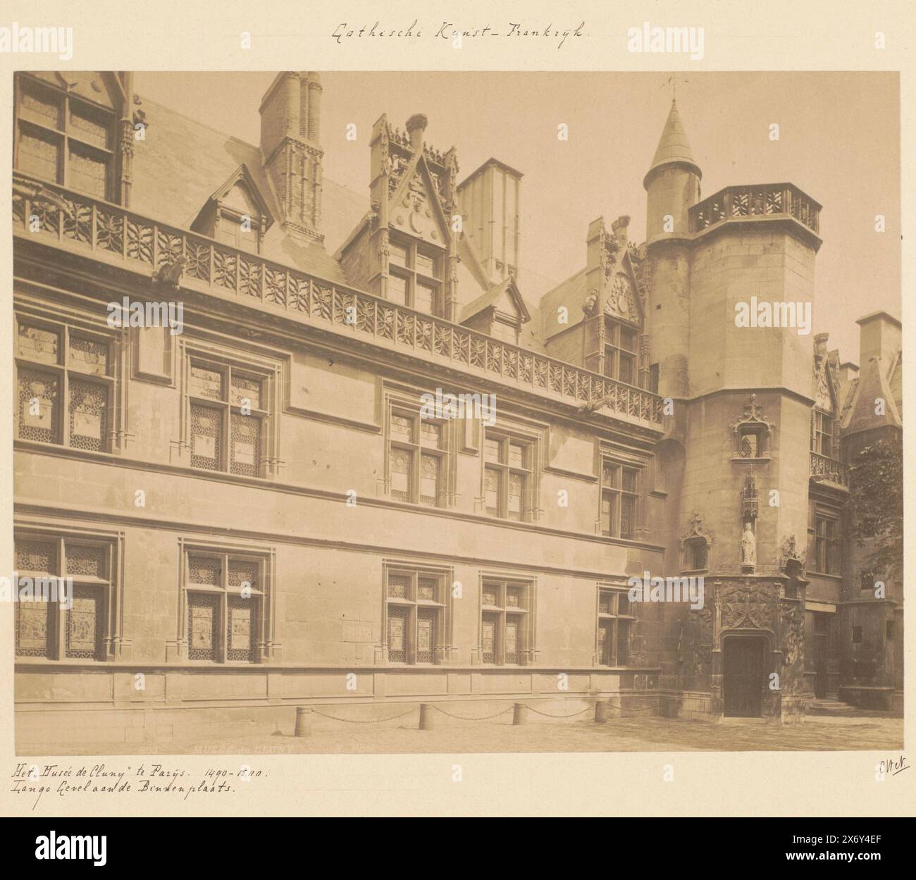 Cortile e ingresso del Musée de Cluny (Musée National du Moyen Âge) di Parigi, MUSÉE de CLUNY (titolo sull'oggetto), fotografia, X phot., (menzionato sull'oggetto), Parigi, c. 1875 - c. 1900, cartone, stampa albume, altezza, 209 mm x larghezza, 273 mm Foto Stock