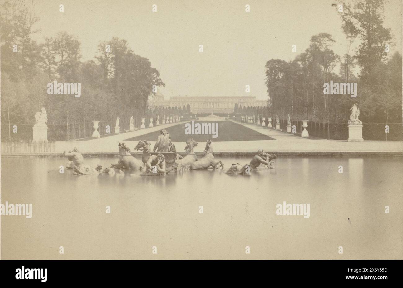 Statua di Apollo nel Bassin d'Apollon nel giardino di Versailles, fotografia di gabinetto, anonimo, dopo scultura di: Francesco Girardon, Versailles, 1870 - 1900, carta, stampa all'albume, altezza, 98 mm x larghezza, 149 mm, altezza, 108 mm x larghezza, 160 mm Foto Stock