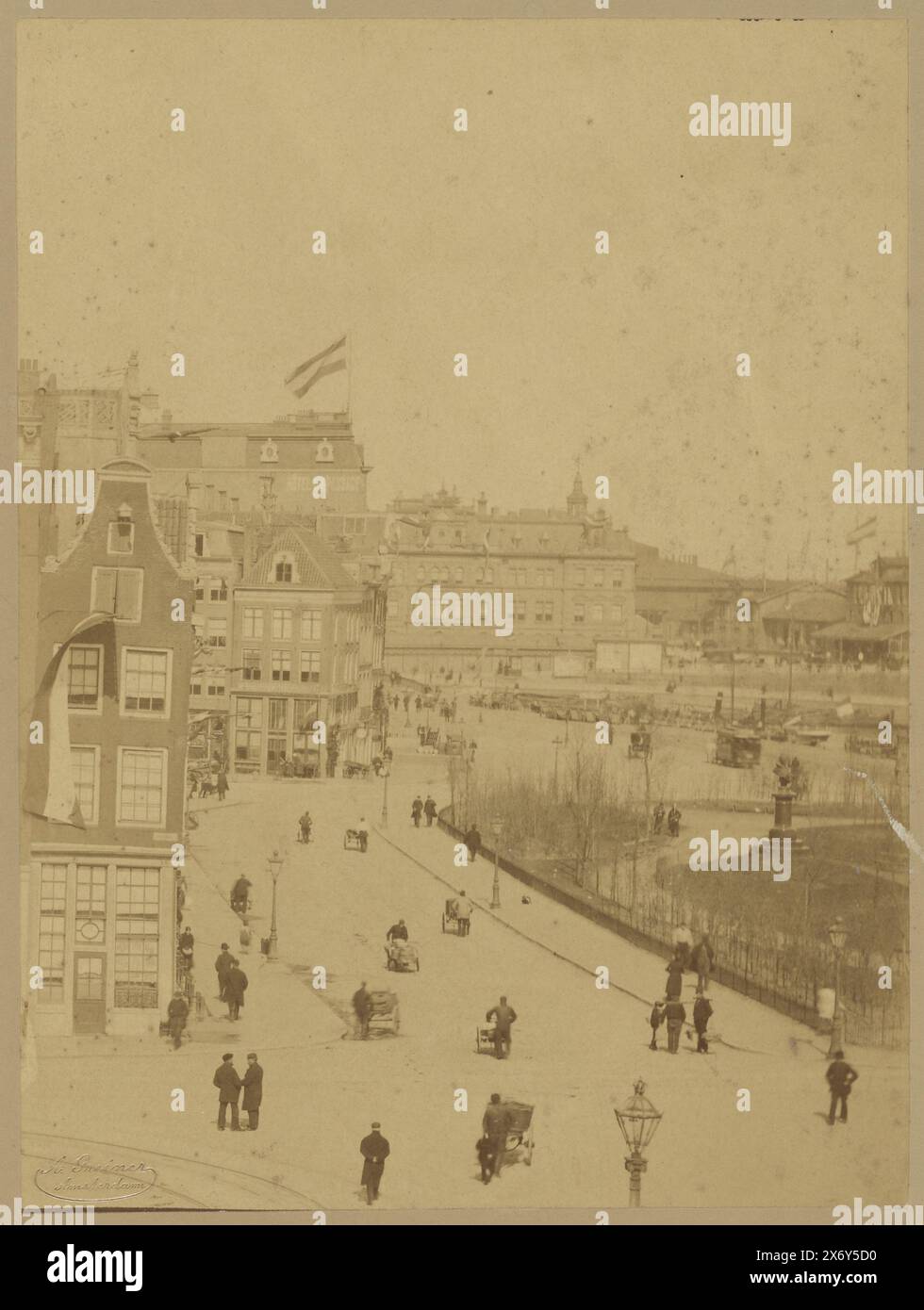 Feste di aprile 1887: Prins Hendrikkade, De Prins Hendrikkade. Parte di un gruppo composto da sei foto separate, una pagina del titolo e cinque pagine di testo. In seguito alle feste di aprile celebrate ad Amsterdam il 13 aprile 1887, in occasione del 70° compleanno di re Guglielmo III. Pubblicato in aiuto della società per la carità secondo i beni., Fotografia, Albert Greiner, (menzionato sull'oggetto), editore: Johan Marinus Schalekamp, Amsterdam, 1887, carta, stampa albumen, altezza, 239 mm x larghezza, 179 mm, altezza, 405 mm x larghezza, 330 mm Foto Stock