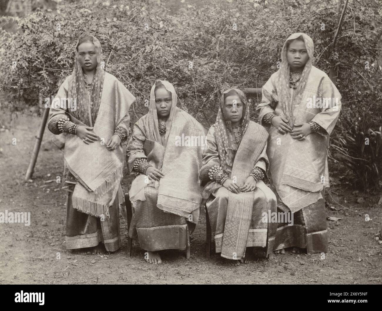 Ritratto di quattro donne sconosciute in Indonesia, le quattro donne indossano abiti tradizionali con batik sarong e molti gioielli., fotografia, Christiaan Benjamin Nieuwenhuis, (attribuito a), 1891 - 1912, carta, stampa albume, altezza, 189 mm x larghezza, 247 mm Foto Stock