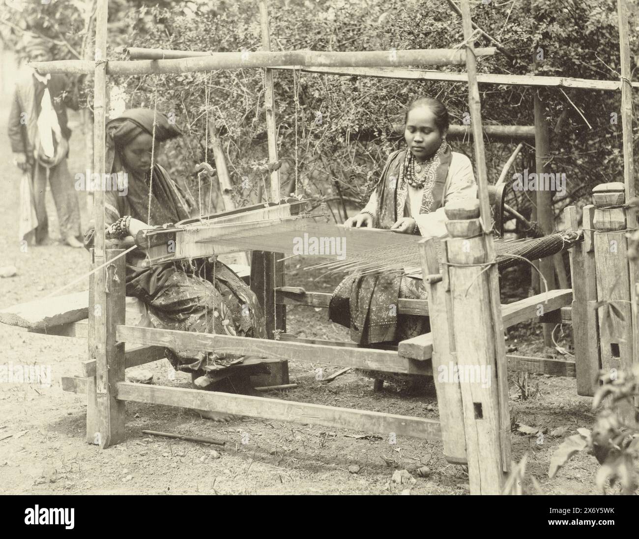 Due tessitori kain a un telaio a Sumatra, fotografia, Christiaan Benjamin Nieuwenhuis, (attribuito a), Sumatra, (possibile), 1890 - 1912, carta baryta, altezza, 167 mm x larghezza, 214 mm Foto Stock