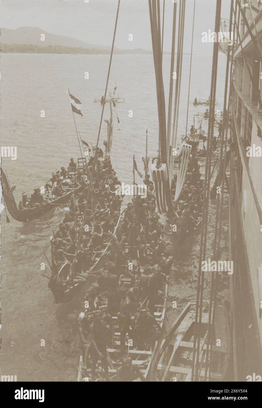 Barche a remi con residenti locali lungo un grande battello a vapore ormeggiato. Foto, Johanna Hermina Marmelstein, (possibilmente), Giacarta, (possibile), 1900 - 1915, carta, stampa albume, altezza, 84 mm x larghezza, 57 mm Foto Stock