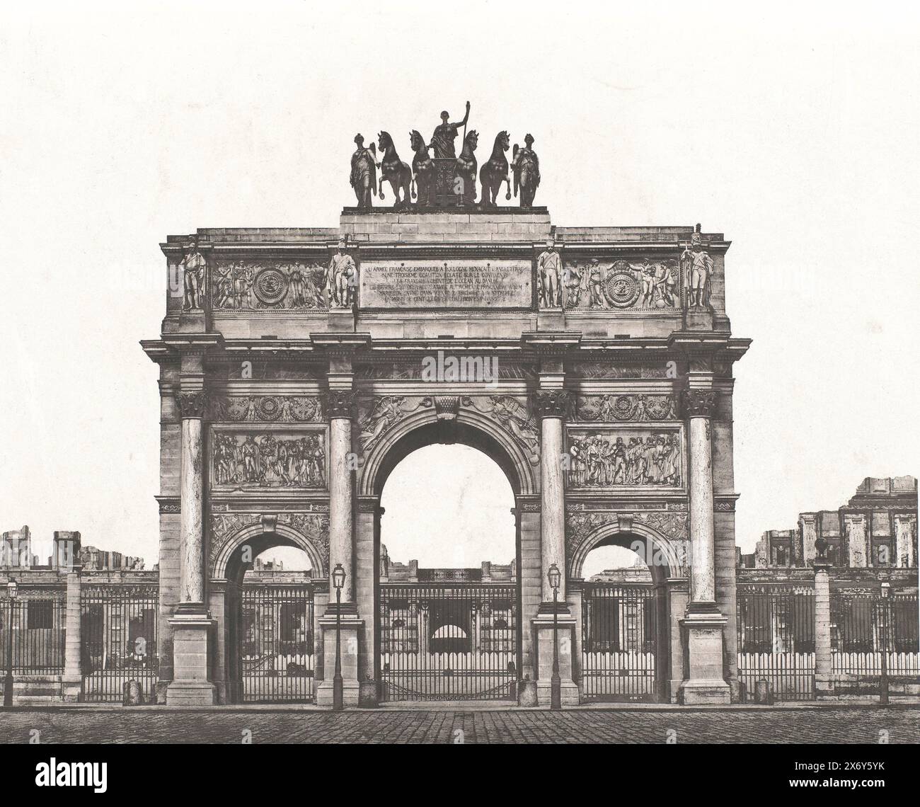 Vista dell'Arco di Trionfo del Carrousel di Parigi, Arco di Trionfo del Carrousel (titolo sull'oggetto), stampa fotomeccanica, Édouard Denis Baldus, Édouard Denis Baldus (menzionato sull'oggetto), Place du Carrousel, Parigi, c. 1865 - in o prima del 1875, carta, altezza, 316 mm x larghezza, 411 mm Foto Stock