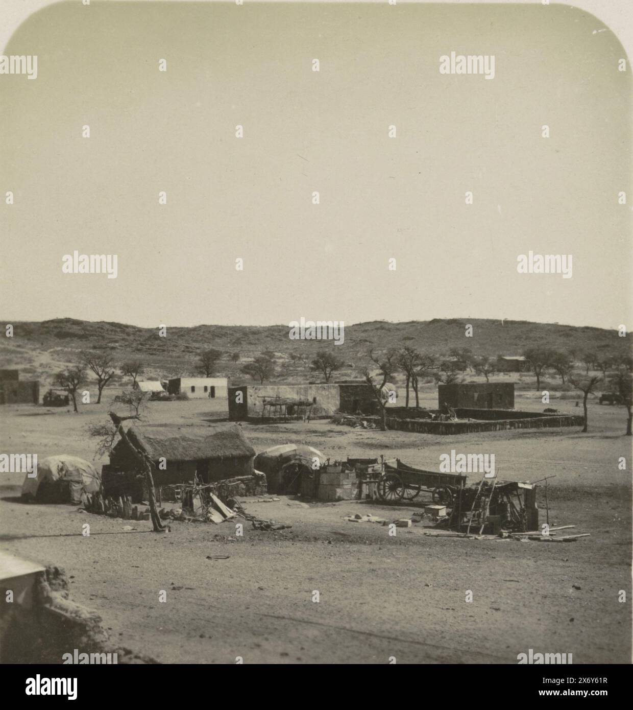Vista di una casa a Rehoboth, Sud-Ovest dell'Africa. In basso a destra della foto a destra si legge: R.2826., stereografo, anonimo, sconosciuto, c. 1884 - c. 1914, carta, altezza, 89 mm x larghezza, 180 mm Foto Stock