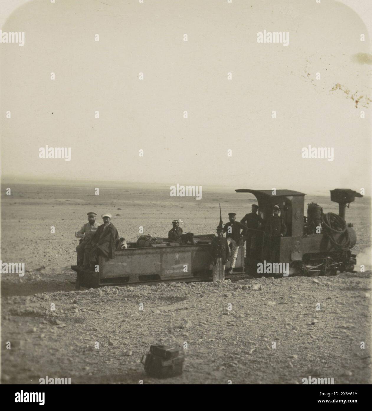 Locomotiva con persone nel deserto del Namib, Sud-Ovest dell'Africa. In basso a destra della foto a destra si legge: R.2775., stereografo, anonimo, sconosciuto, c. 1884 - c. 1914, carta, altezza, 89 mm x larghezza, 180 mm Foto Stock