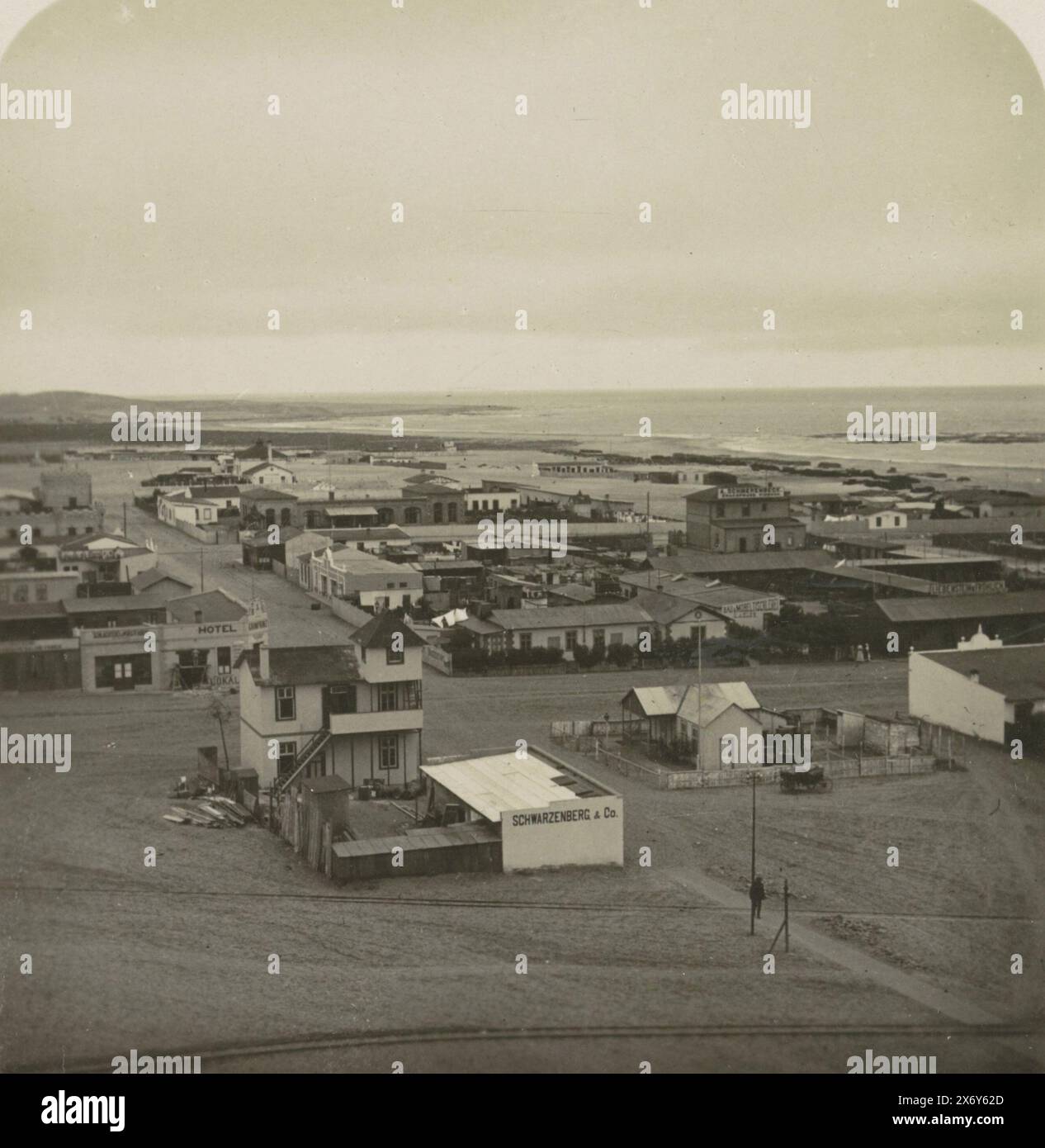 Vista di Swakopmund, Africa sudoccidentale. In basso a destra della foto c'è scritto: R.2724., stereografo, anonimo, sconosciuto, c. 1884 - c. 1914, carta, altezza, 90 mm x larghezza, 181 mm Foto Stock