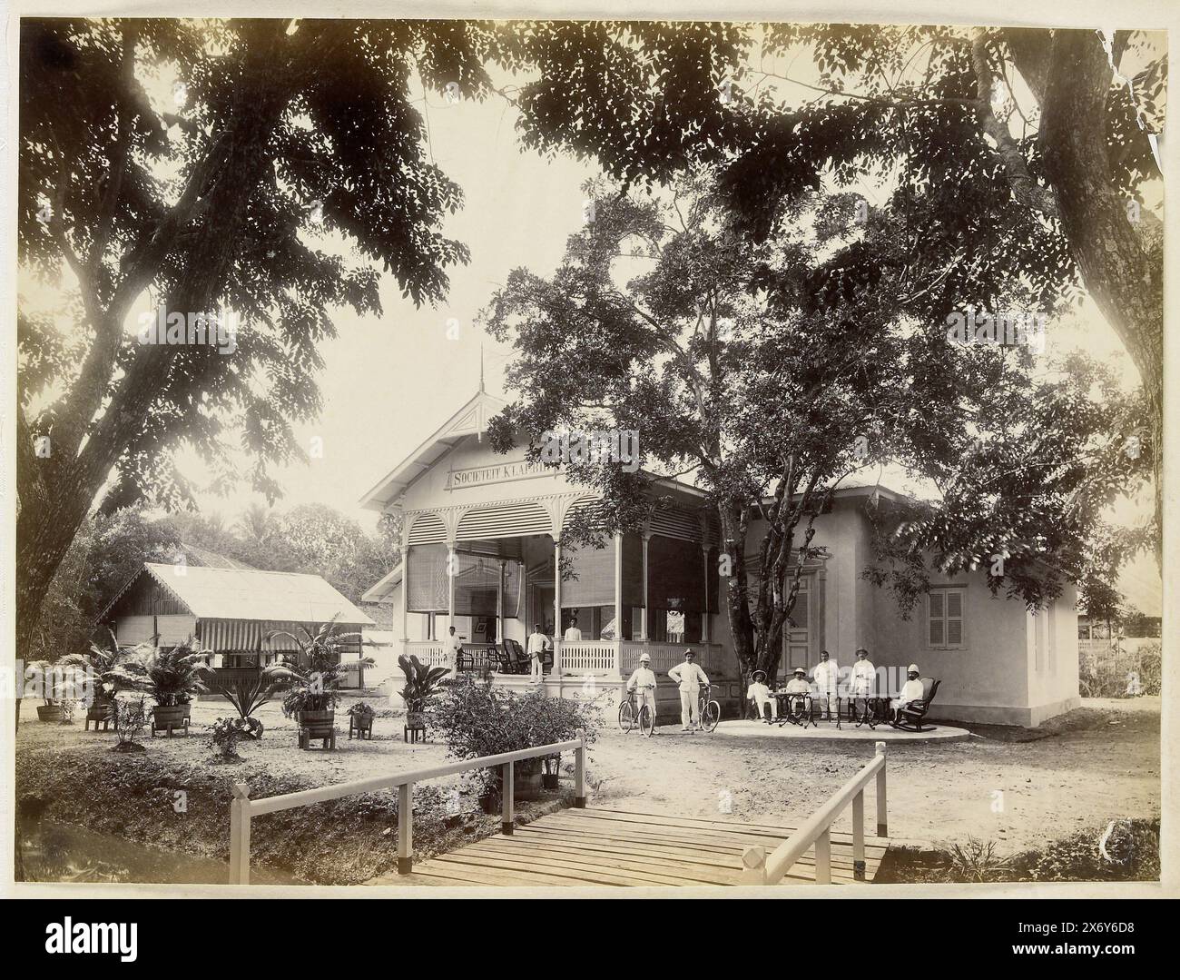 Veduta di Sociëteit Klambir, Langkat Sumatra, Fotografia, Heinrich Ernst & Co, Bindjai Langkat, c. 1890 - c. 1900, supporto fotografico, stampa albume, altezza, 234 mm x larghezza, 313 mm Foto Stock