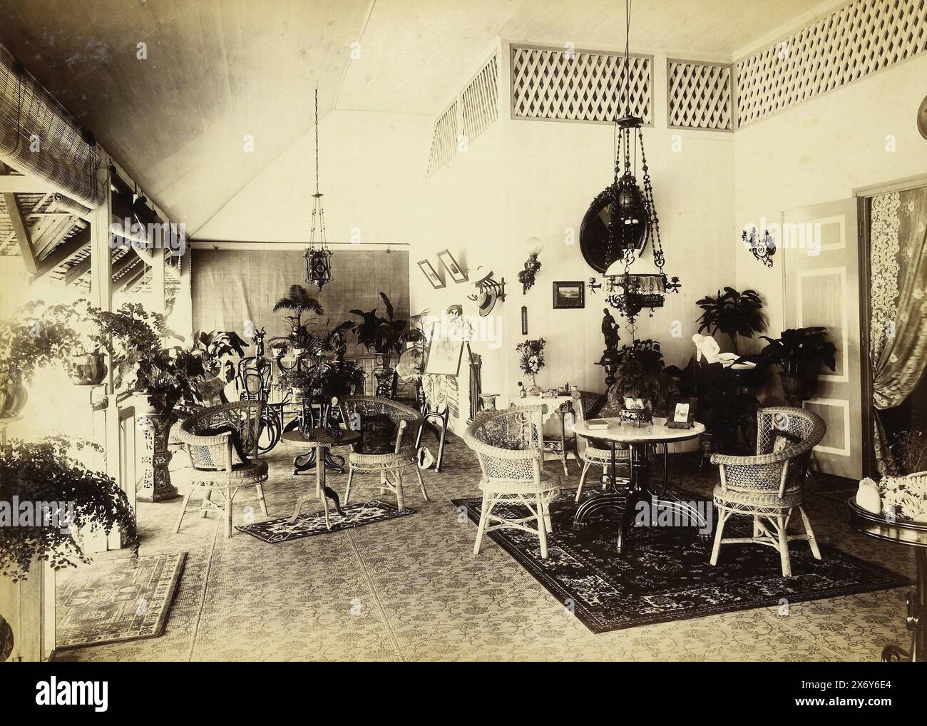 Interno della casa di Paul Sandel a Tandjong Poera, Langkat Sumatra, fotografia, Heinrich Ernst & Co, (attribuito a), Bindjai Langkat, c. 1900, supporto fotografico, stampa albume, altezza, 238 mm x larghezza, 332 mm Foto Stock