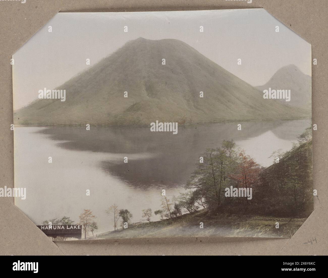 Vista del lago Haruna, Giappone, questa foto fa parte di un album., fotografia, anonimo, Haruna, c. 1890 - in o prima del 1903, carta, stampa albume, altezza, 208 mm x larghezza, 271 mm Foto Stock