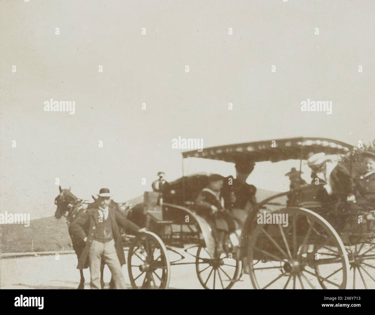 Famiglia Vermeulen in carrozza, Königswinter, questa foto fa parte di un album., Fotografia, David Vermeulen, Königswinter, c. 1895 - c. 1905, carta baryta, altezza, 86 mm x larghezza, 116 mm Foto Stock
