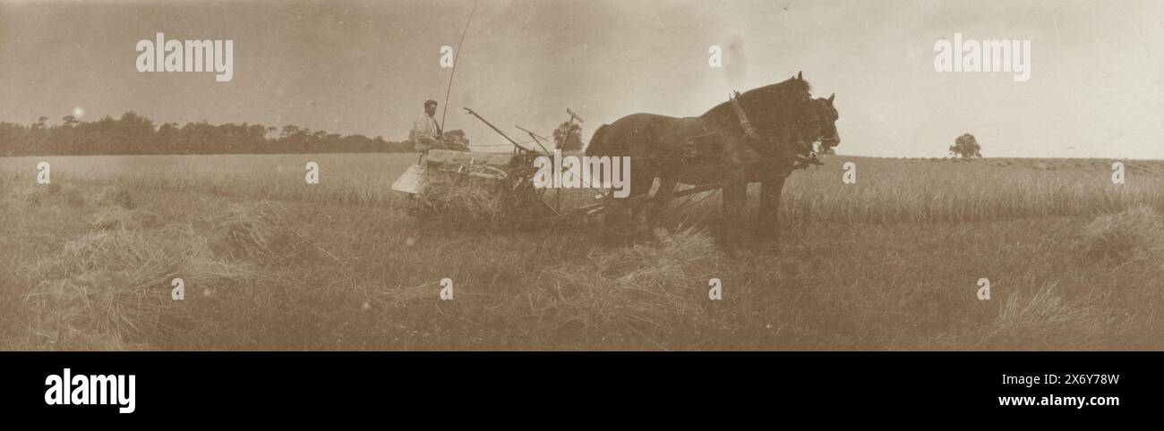 Agricoltore con aratro e squadra di cavalli in Gran Bretagna, anonimo, Gran Bretagna, c. 1900 - c. 1915, carta, stampa di albumi, altezza, 55 mm x larghezza, 177 mm Foto Stock