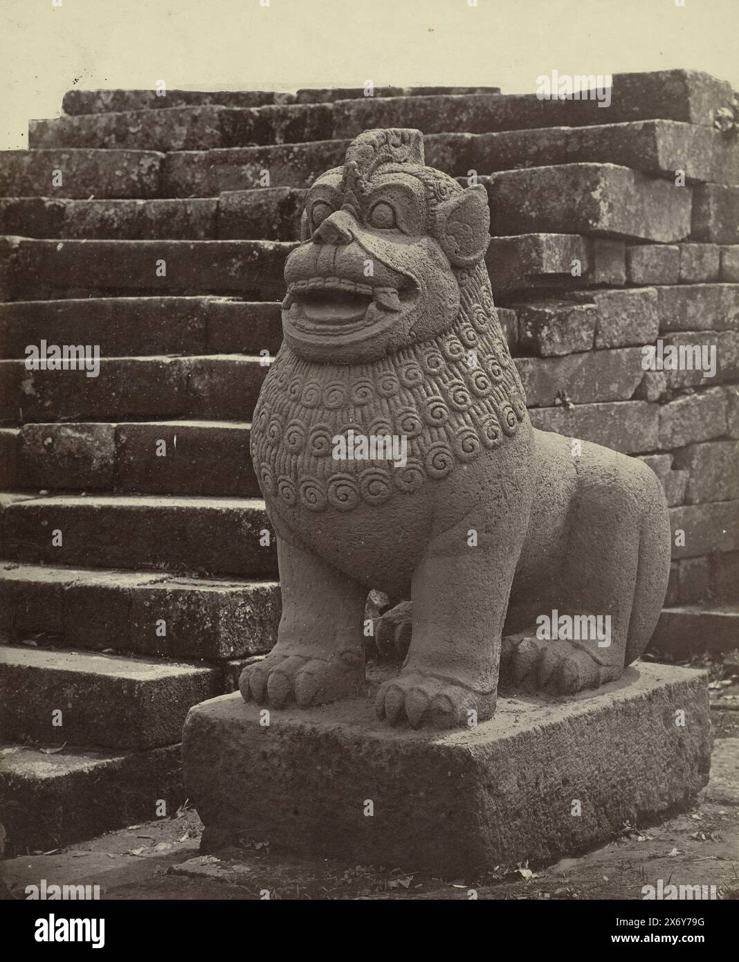 Statua a forma di leone ai piedi di una scala a Borobudur., Singa (titolo sull'oggetto), fotografia, Isidore Kinsbergen, Giava, (forse), set-1873 - Dic-1873, carta, stampa albume, altezza, 300 mm x larghezza, 240 mm Foto Stock