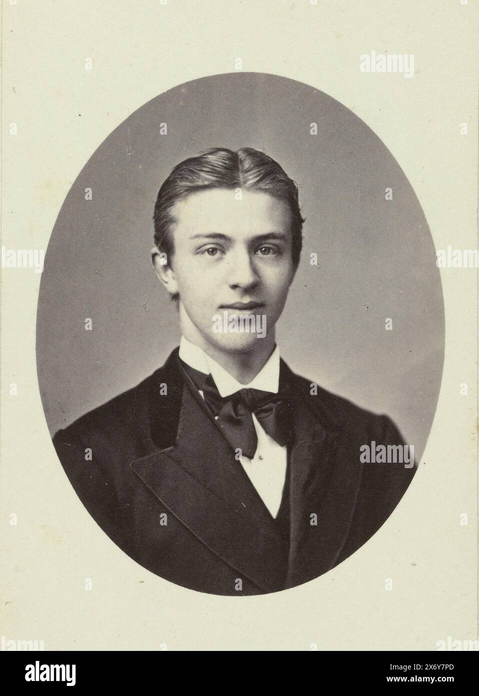 Ritratto di un uomo, testa di un giovane con i capelli staccati al centro, in ovale, senza sfondo., fotografia, A. Böeseken, (menzionato sull'oggetto), Rotterdam, prima del 1870, supporto fotografico, stampa di albume, altezza, 102 mm x larghezza, 64 mm Foto Stock