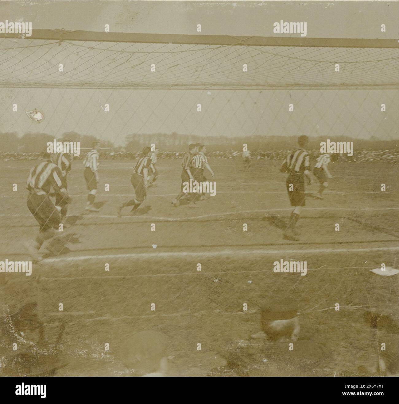 Giocatori di calcio dell'HVV durante una partita, giocatori di calcio sul campo durante una partita, stereografo, Geldolph Adriaan Kessler (Dolph), (possibilmente), Paesi Bassi, 1902, carta, altezza, 77 mm x larghezza, 156 mm Foto Stock