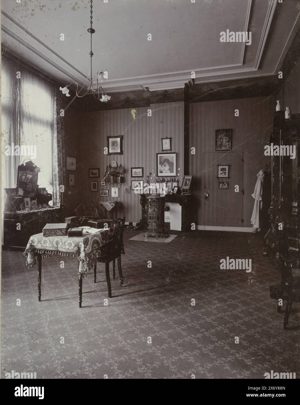 Interni di De Wildbaan, la casa del fotografo a Driebergen, Fotografia, Henry Pauw van Wieldrecht, Driebergen, 1906, supporto fotografico, altezza, 369 mm x larghezza, 288 mm, altezza, 490 mm x larghezza, 329 mm Foto Stock