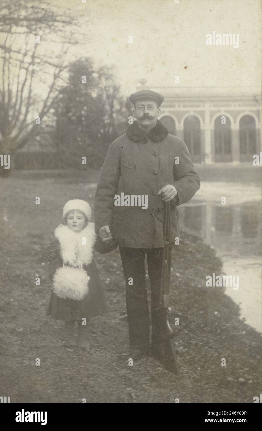 Ritratto di Henry Pauw van Wieldrecht con la figlia maggiore Sacha, Fotografia, Adriana Johanna Pauw van Wieldrecht, Paesi Bassi, Jan-1906, supporto fotografico, stampa in argento gelatina, altezza, 149 mm x larghezza, 97 mm, altezza, 167 mm x larghezza, 107 mm Foto Stock