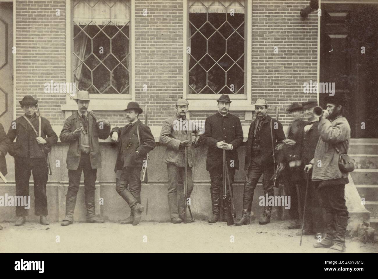 Ritratto di gruppo di cacciatori a Kloetinge tra cui Maarten Pauw van Wieldrecht, con didascalia: Jachtgroep Kloetinge, v. Lieren, G. Kakebeeke, R. Groots, M. Pauw, R. Snouckaart, H. Schimmelpenninck, Burger, Saaman, V. Strien ., Fotografia, Henry Pauw van Wieldrecht, (attribuito a), Paesi Bassi, 1888, carta, stampa albume, altezza, 100 mm x larghezza, 140 mm, altezza, 302 mm x larghezza, 250 mm Foto Stock